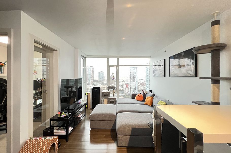 2301 161 W Georgia Street Vancouver, BC - 3