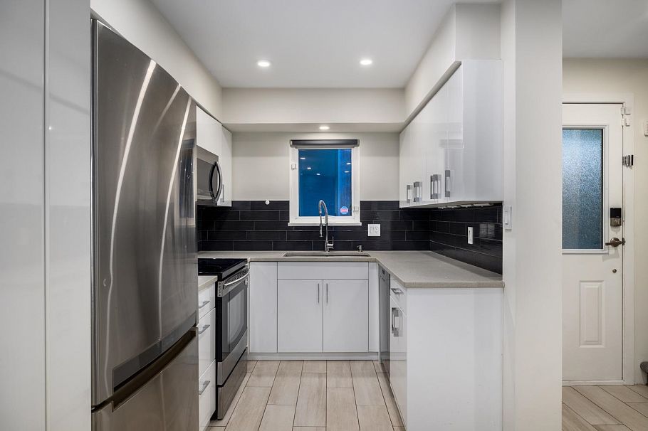 2391 Oak Street Vancouver, BC - 2