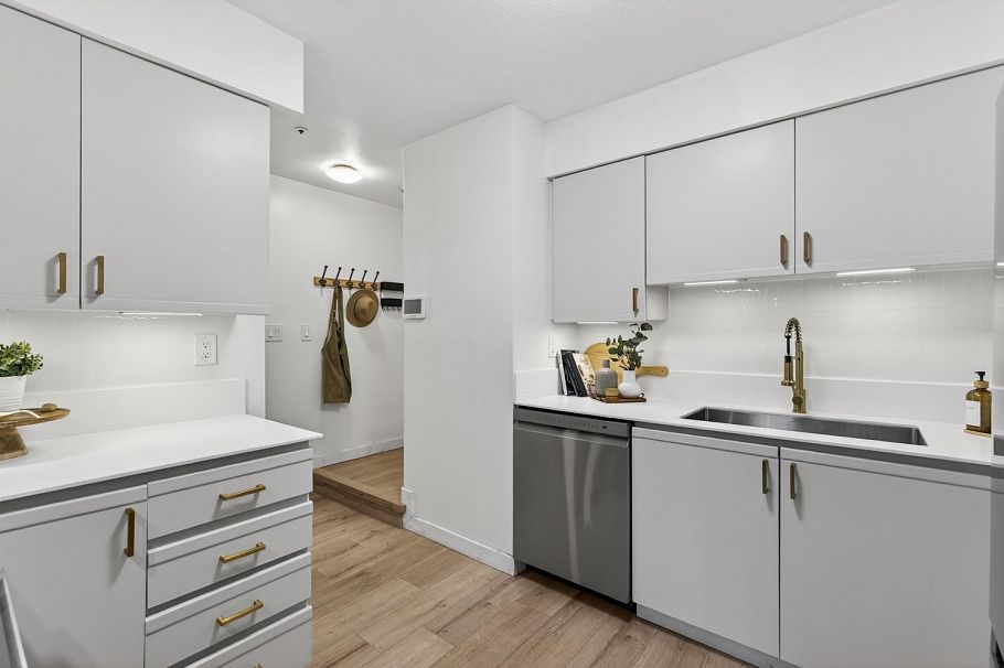 101 1689 E 4th Avenue Vancouver, BC - 2