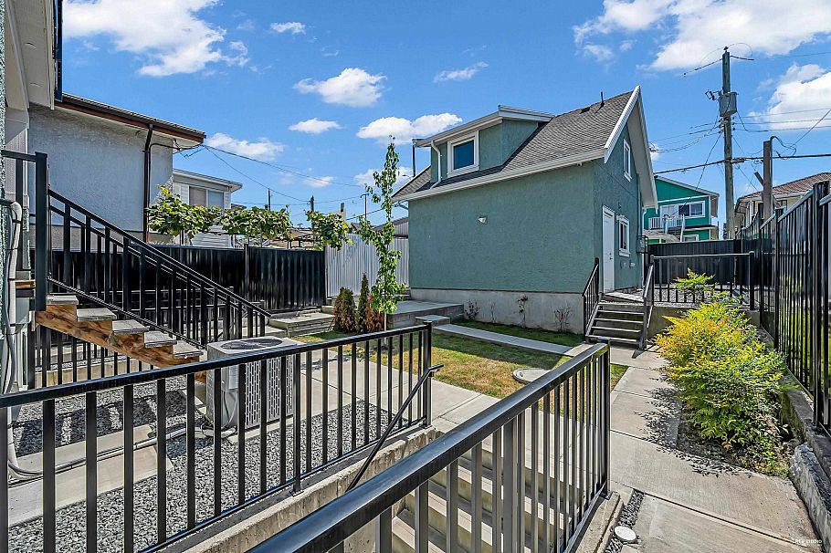 2936 E 2nd Avenue Vancouver, BC - 35