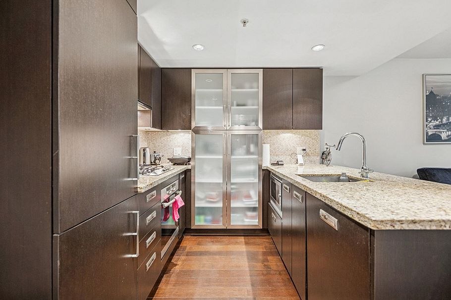 301 1055 Richards Street Vancouver, BC - 3