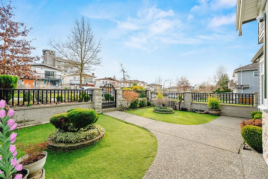 2643 E 8th Avenue Vancouver, BC - 3