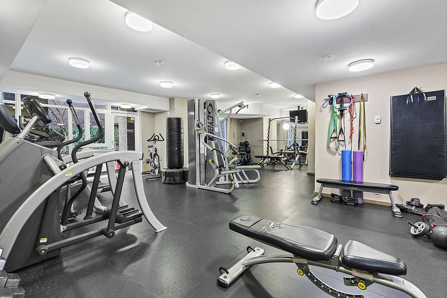 302 2321 Scotia Street Vancouver, BC - 23