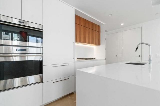 2005 885 Cambie Street Vancouver, BC - 1