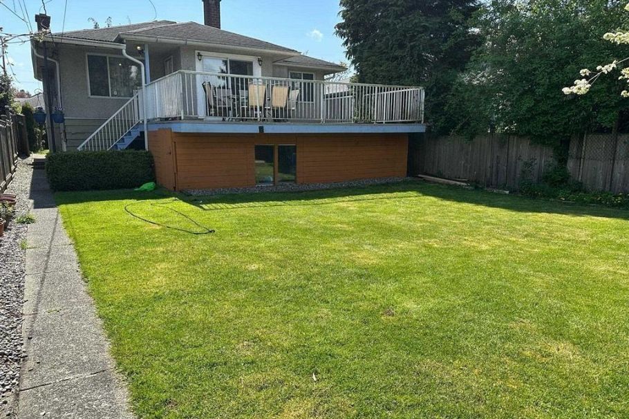 645 E 27 Avenue Vancouver, BC - 3