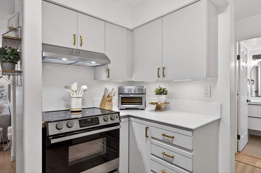 101 1689 E 4th Avenue Vancouver, BC - 3