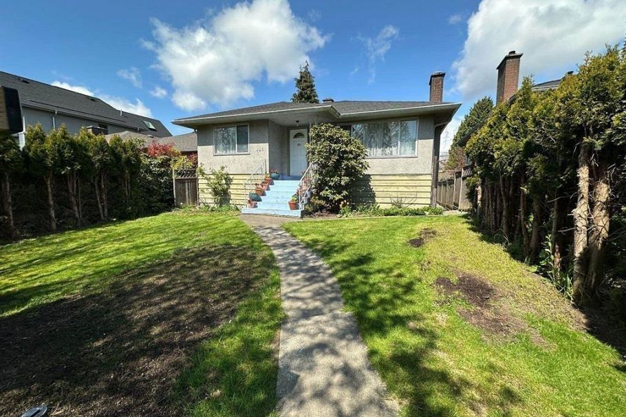 645 E 27 Avenue Vancouver, BC - 1