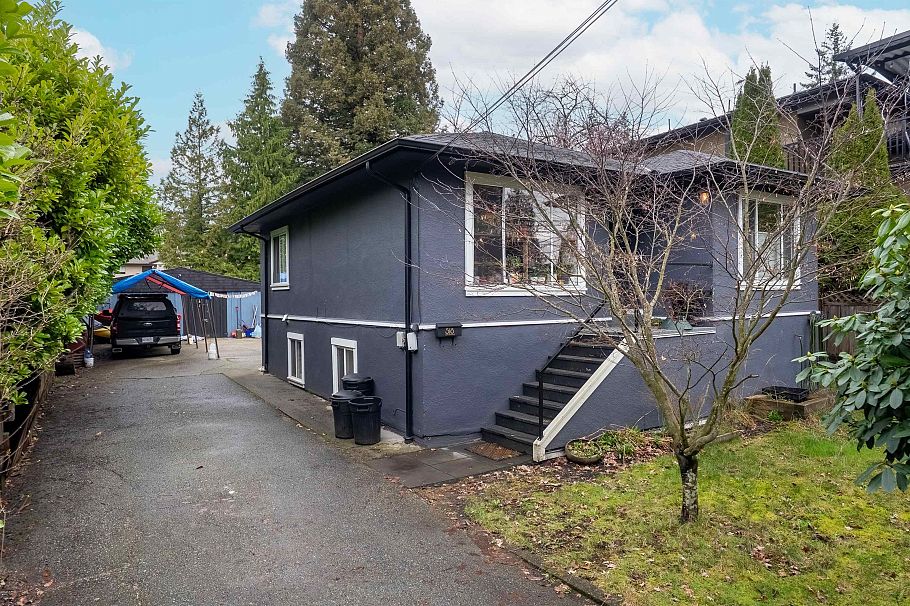 518 W 23rd Street North Vancouver, BC - 2
