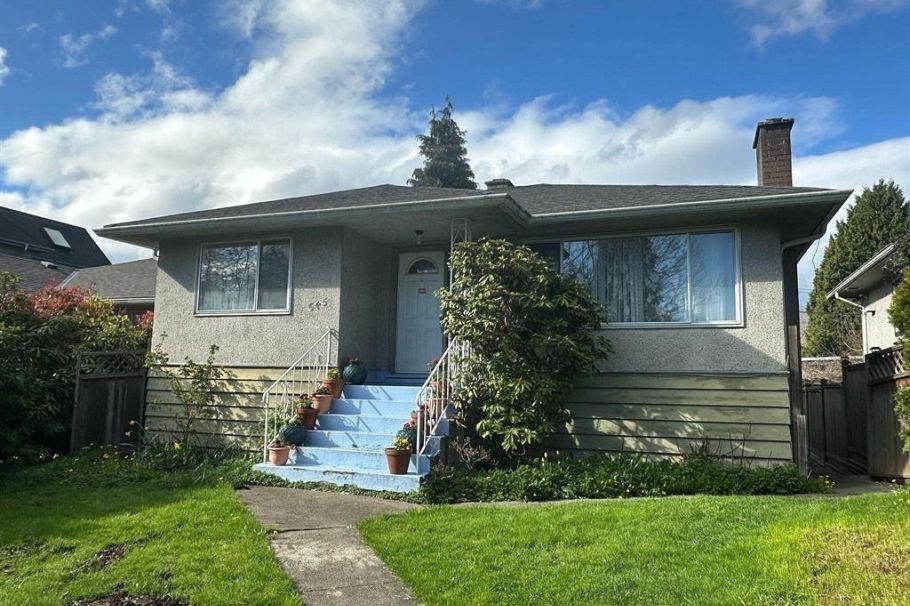 645 E 27 Avenue Vancouver, BC - 2