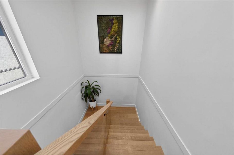 2 252 E 19th Street North Vancouver, BC - 19