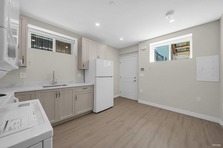 2936 E 2nd Avenue Vancouver, BC - 22