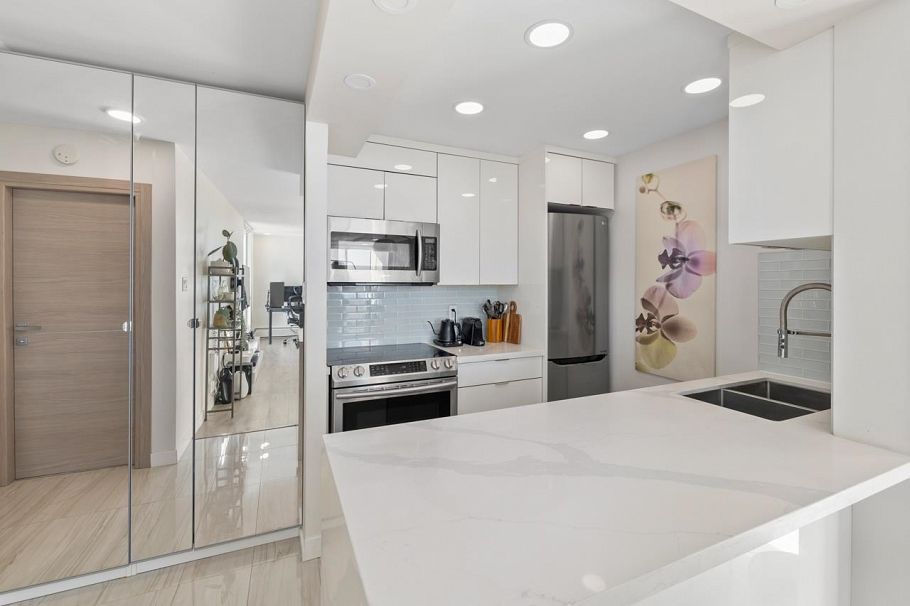 1601 2004 Fullerton Avenue North Vancouver, BC - 3