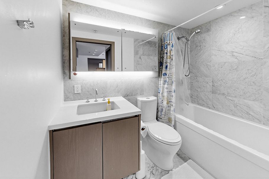 351 38 Smithe Street Vancouver, BC - 2