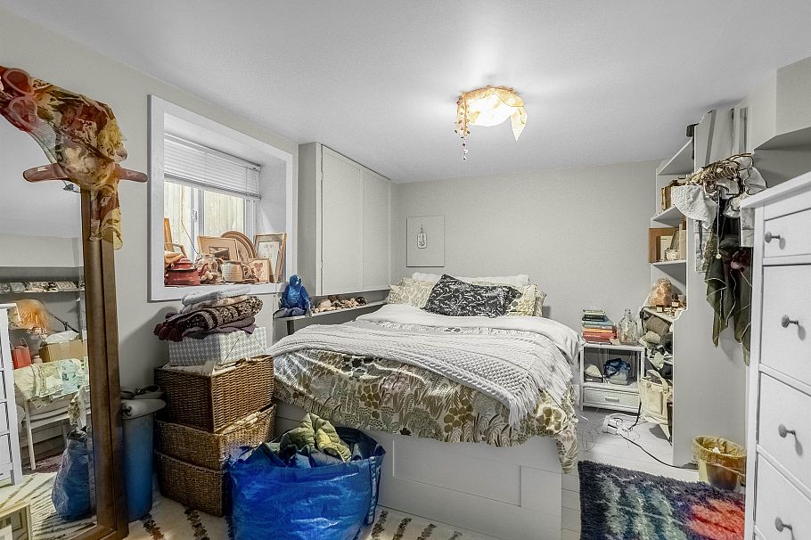 518 W 23rd Street North Vancouver, BC - 24