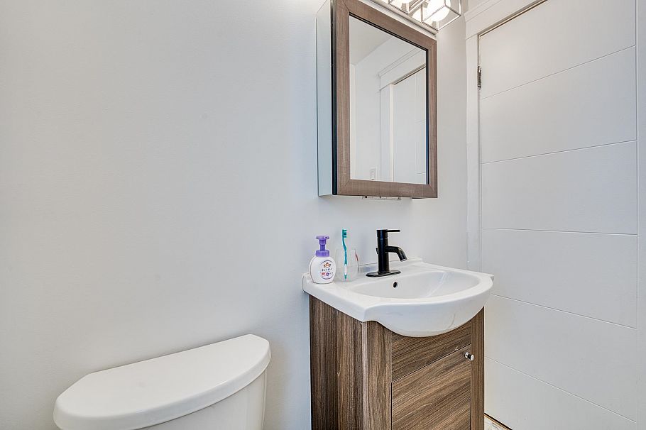 4377 W 12th Avenue Vancouver, BC - 21