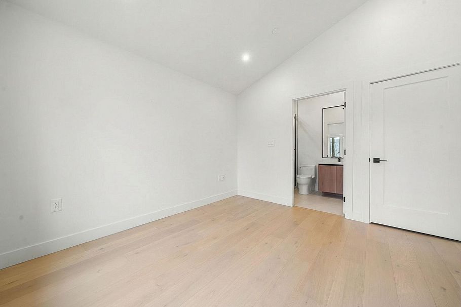 3483 Adanac Street Vancouver, BC - 26