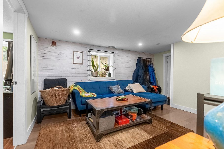 518 W 23rd Street North Vancouver, BC - 25