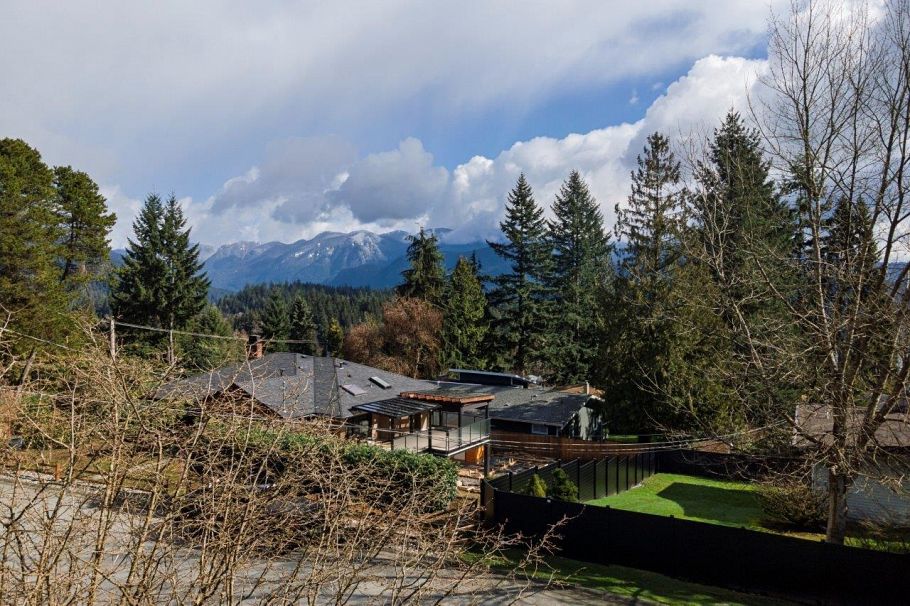 981 Friar Crescent North Vancouver, BC - 12