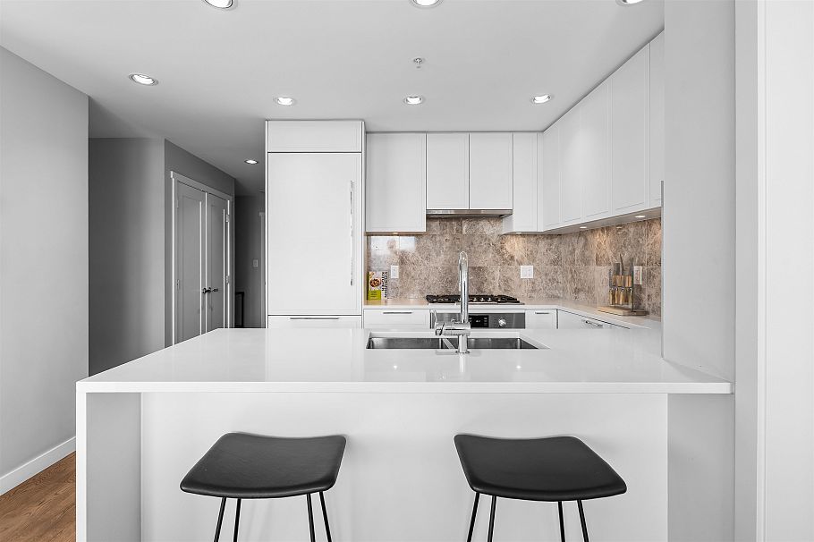 1210 118 Carrie Cates Court North Vancouver, BC - 10