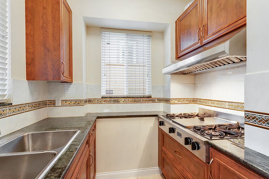 1088 W 42nd Avenue Vancouver, BC - 16