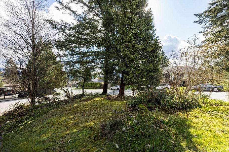 981 Friar Crescent North Vancouver, BC - 9