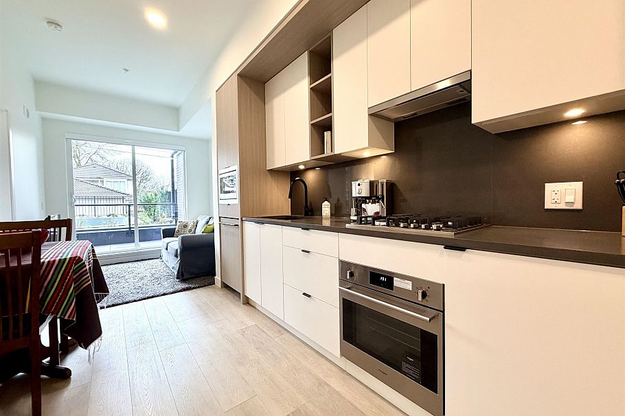 105 2268 E Broadway Street Vancouver, BC - 4