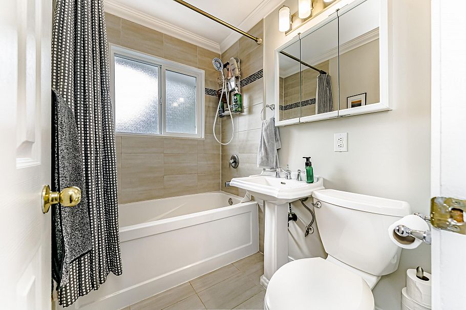 1749 Deep Cove Road North Vancouver, BC - 14