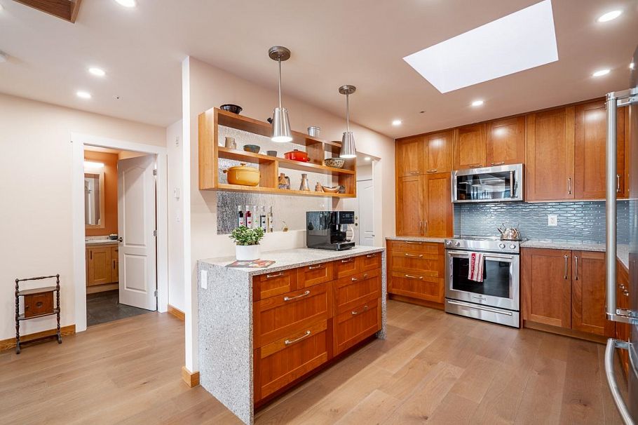 402 1281 Parkgate Avenue North Vancouver, BC - 2