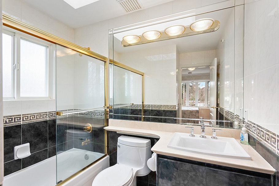 1088 W 42nd Avenue Vancouver, BC - 23