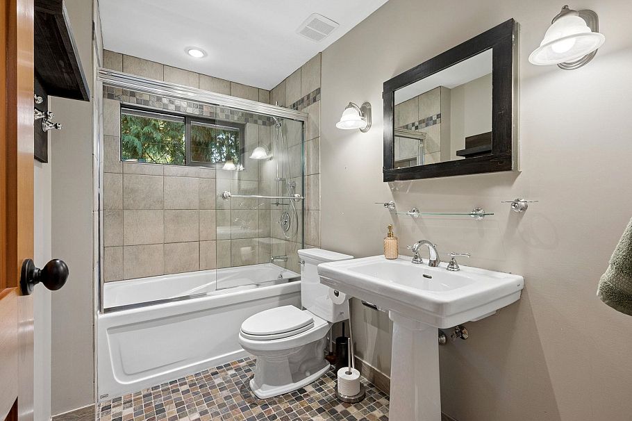 2857 Violet Street North Vancouver, BC - 22