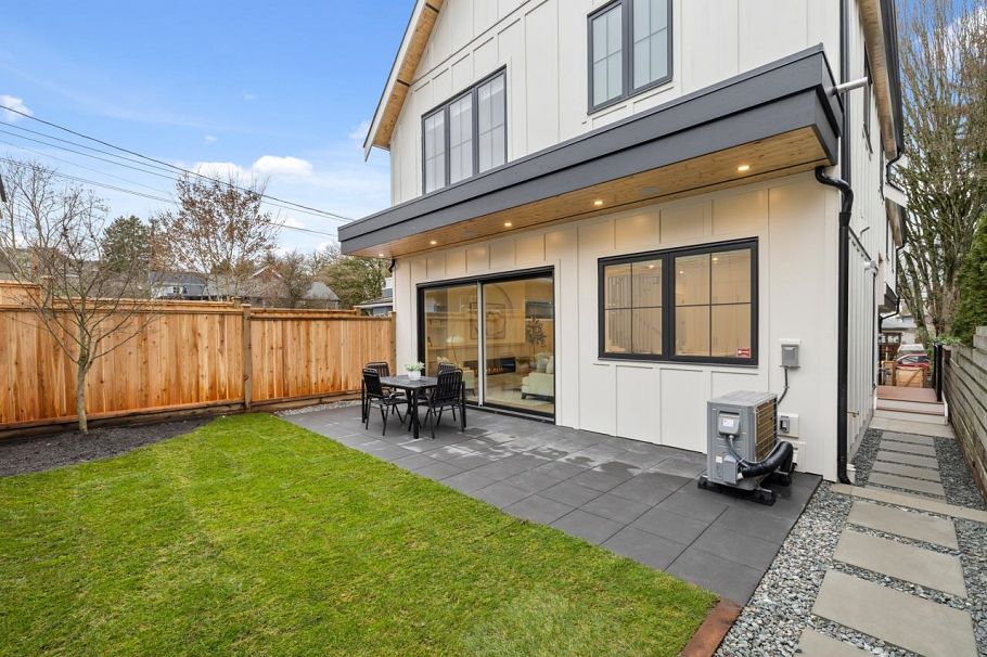 2 810 E 22nd Avenue Vancouver, BC - 2