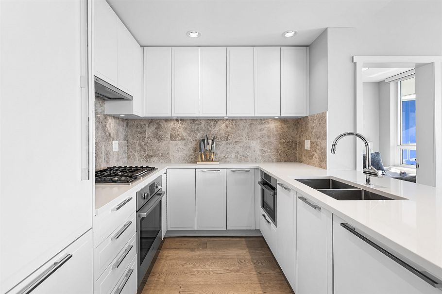 1210 118 Carrie Cates Court North Vancouver, BC - 11