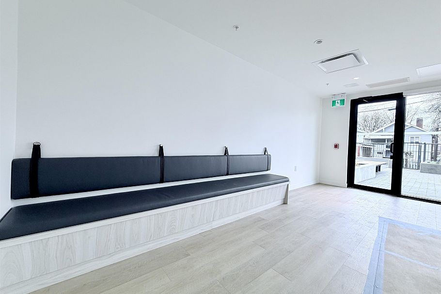 105 2268 E Broadway Street Vancouver, BC - 2