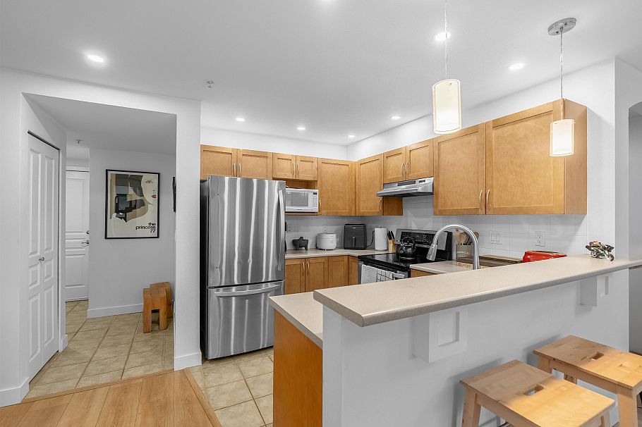 302 333 E 1st Street North Vancouver, BC - 1