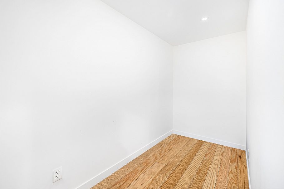 416 St. Georges Avenue North Vancouver, BC - 17