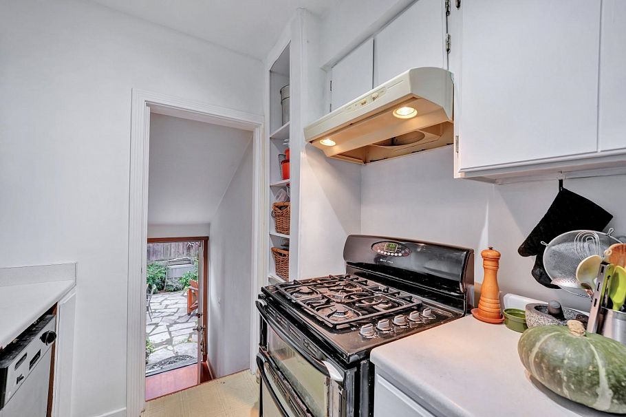 2303 W 3rd Avenue Vancouver, BC - 9