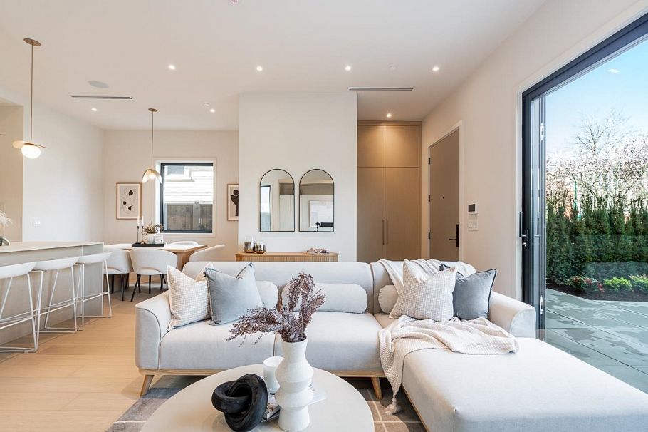 1 372 37 Avenue Vancouver, BC - 7