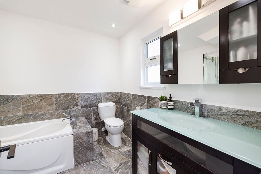 416 St. Georges Avenue North Vancouver, BC - 24