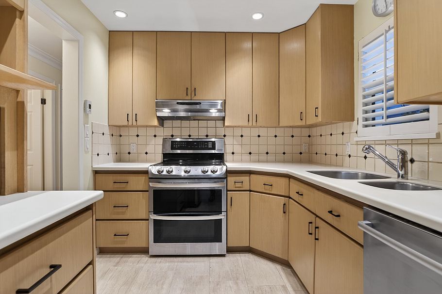 4 3301 W 16th Avenue Vancouver, BC - 3