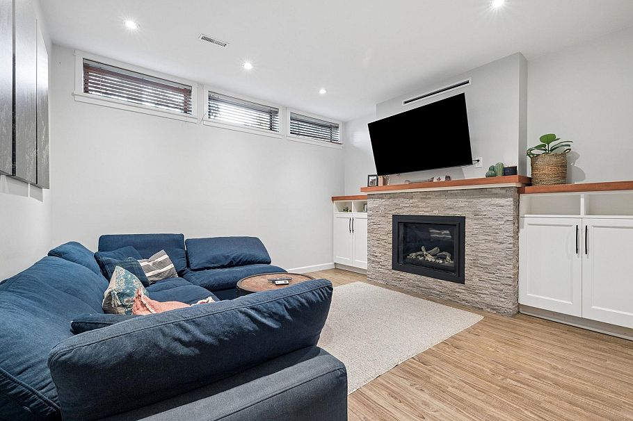 2857 Violet Street North Vancouver, BC - 23