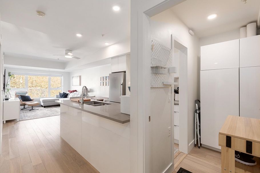 305 2666 Duke Street Vancouver, BC - 4