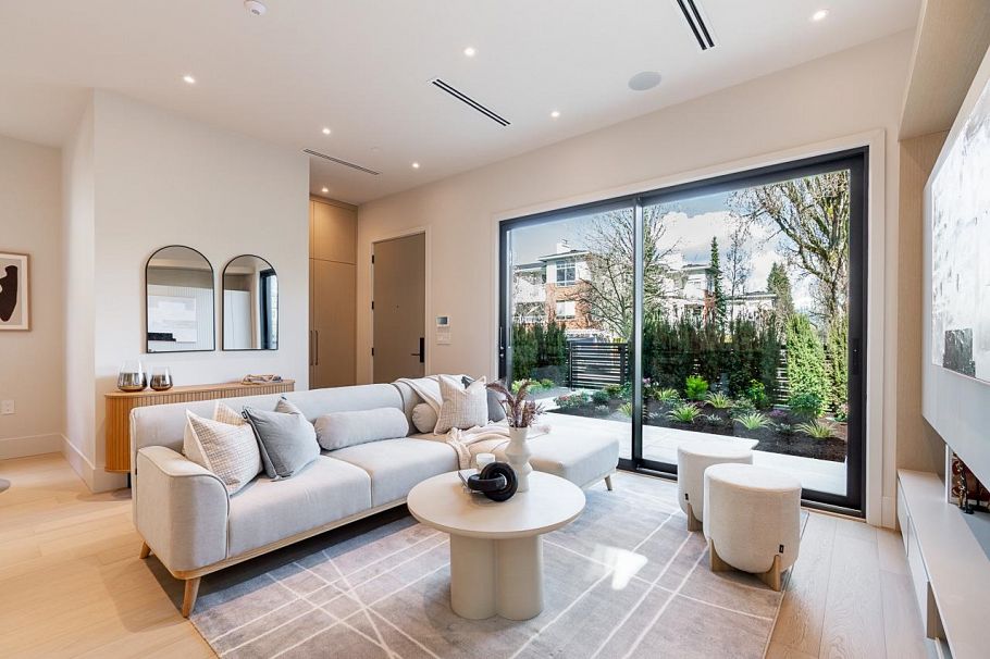 1 372 37 Avenue Vancouver, BC - 6