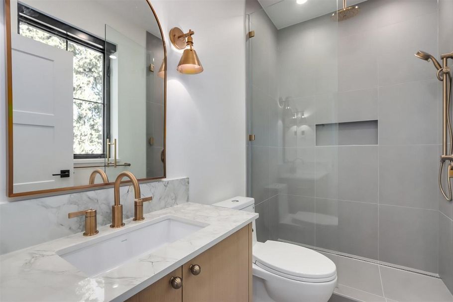 2698 E 5th Avenue Vancouver, BC - 5