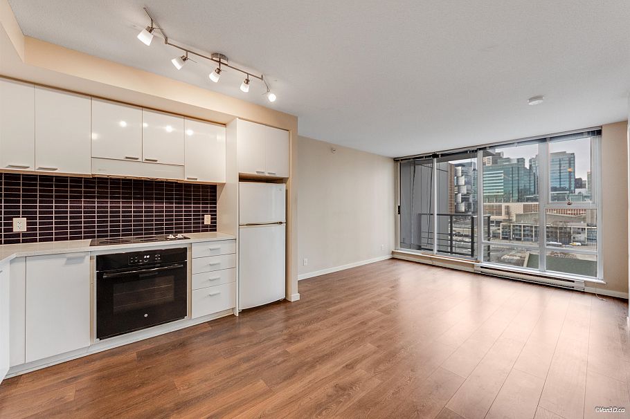 1209 131 Regiment Square Vancouver, BC - 3