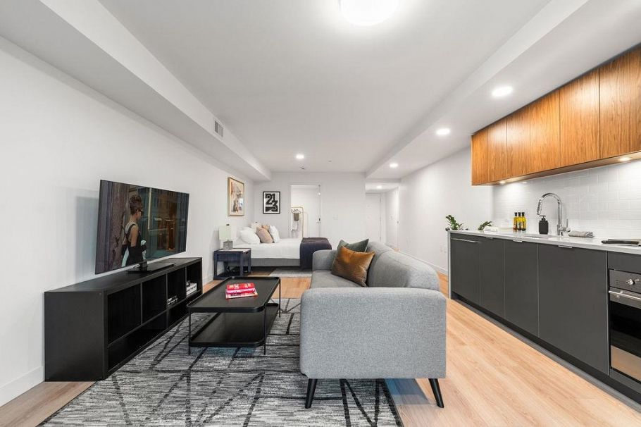 307 2419 Grant Street Vancouver, BC - 4