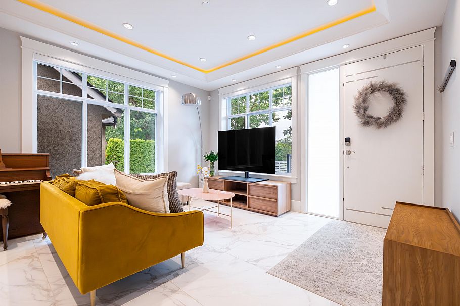 2388 E 2nd Avenue Vancouver, BC - 2