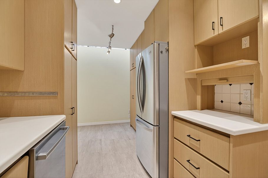 4 3301 W 16th Avenue Vancouver, BC - 4