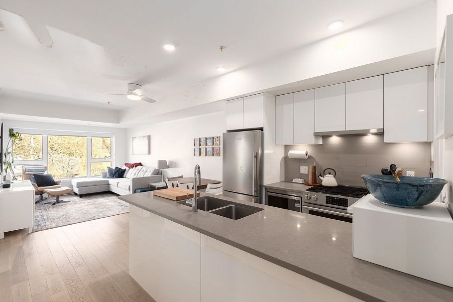 305 2666 Duke Street Vancouver, BC - 5