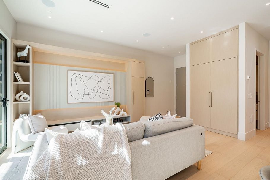 2 372 37 Avenue Vancouver, BC - 4