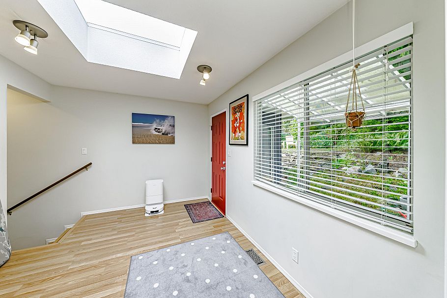 1749 Deep Cove Road North Vancouver, BC - 9